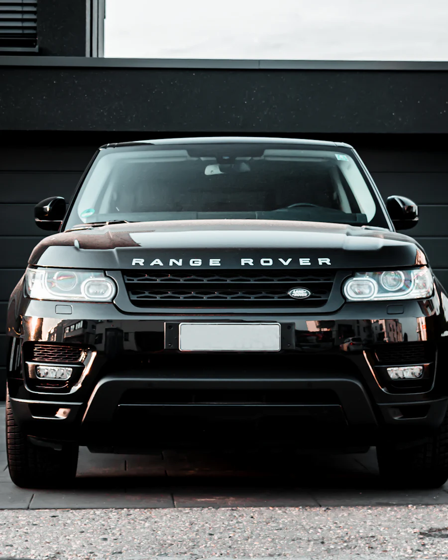 SUV blindada preta em garagem residencial